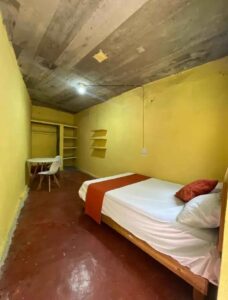 Cuarto semi-amueblado