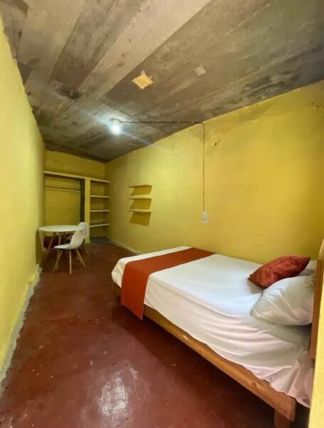 Cuarto semi-amueblado
